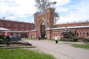 Во дворе Музея артиллерии