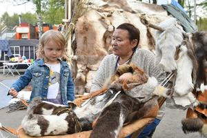 XIV Всероссийский фестиваль культур коренных малочисленных народов Севера, Сибири и Дальнего Востока «Кочевье Севера» XIV Всероссийский фестиваль культур коренных малочисленных народов Севера, Сибири и Дальнего Востока «Кочевье Севера»
