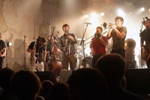Бесперебойное летнее счастье / Les Hurle